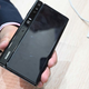 Cuando pulsas ese botón de en medio, el teléfonmo se abre unos 45º
Foto: Sam Rutherford (Gizmodo)